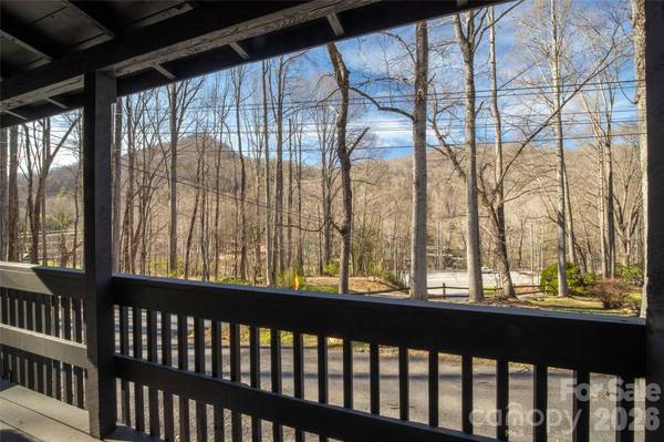 87 Sassafras LN, Maggie Valley, NC 28751