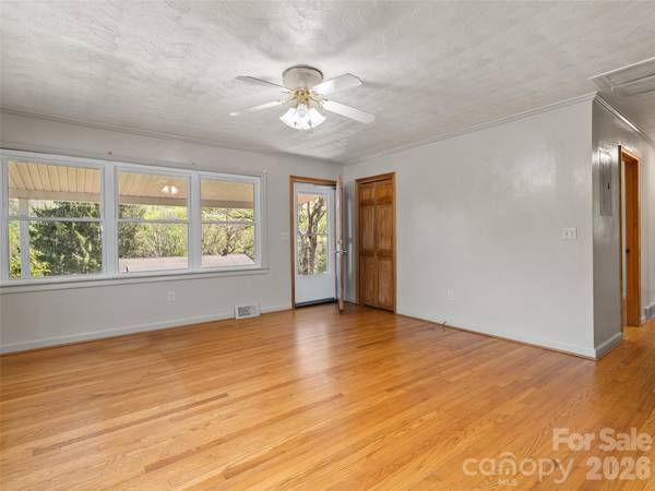 17 W Farley ST, Waynesville, NC 28786