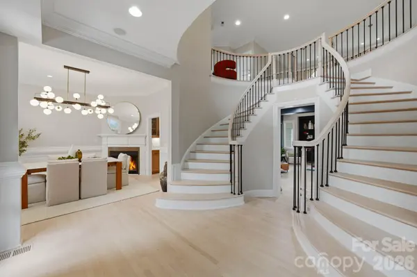 1120 Chollywood DR, Charlotte, NC 28211