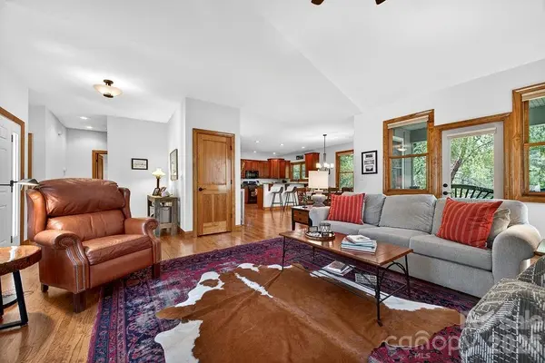 24 Triple Fairways DR, Hendersonville, NC 28739