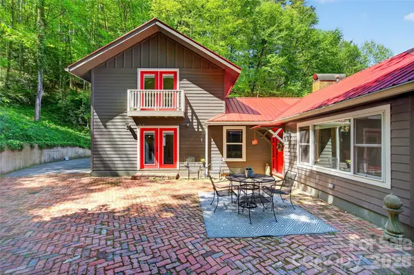75 Old Lakey Gap RD, Black Mountain, NC 28711