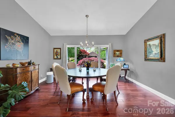 108 Fairway Knoll DR, Hendersonville, NC 28739