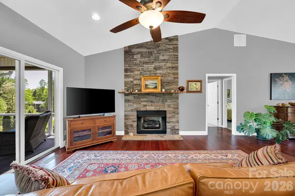 108 Fairway Knoll DR, Hendersonville, NC 28739