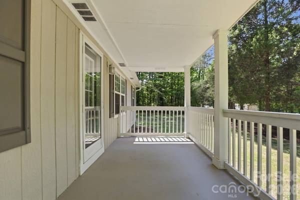 136 Woodridge LN, Mooresville, NC 28115