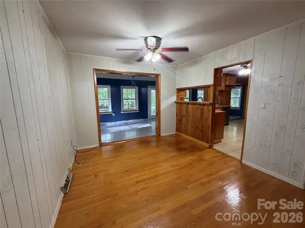 1044 Meadowbrook LN, Newton, NC 28658