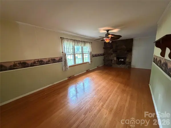 1044 Meadowbrook LN, Newton, NC 28658