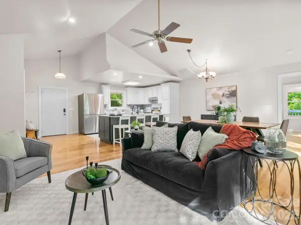 220 Jones CT, Lake Lure, NC 28746
