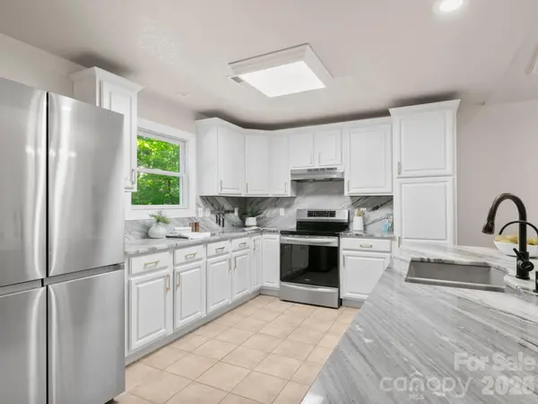 220 Jones CT, Lake Lure, NC 28746