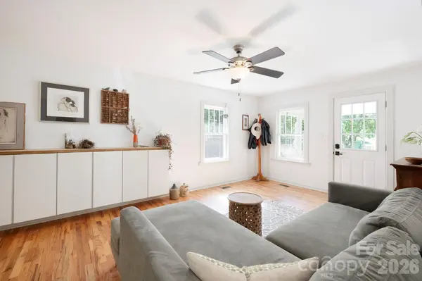 110 Le An Hurst RD, Asheville, NC 28803