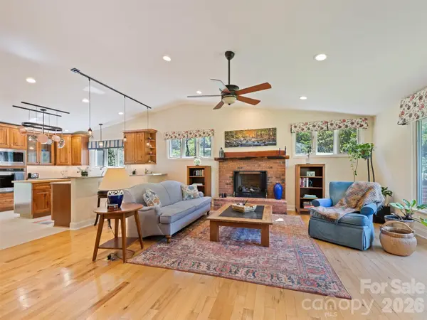 9 Golfview DR, Maggie Valley, NC 28751