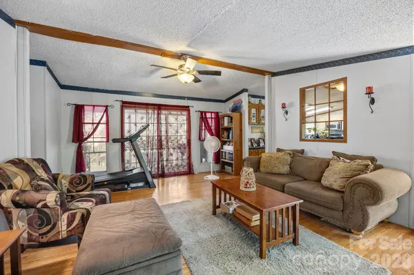 25 Weaver LN, Black Mountain, NC 28711