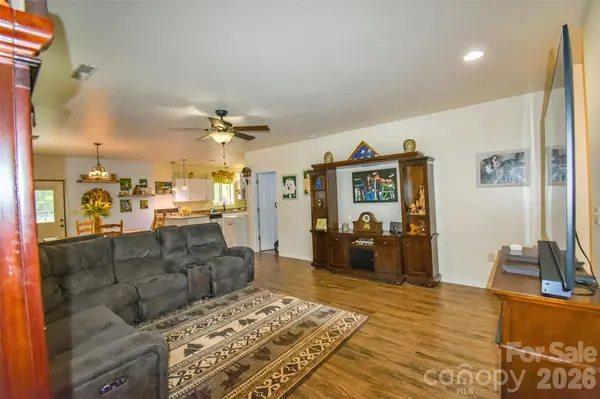 945 N Country Club RD, Brevard, NC 28712