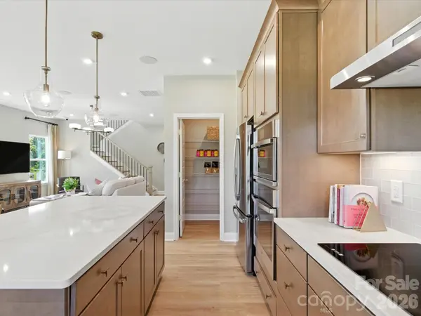 8328 Discovery LN, Charlotte, NC 28216