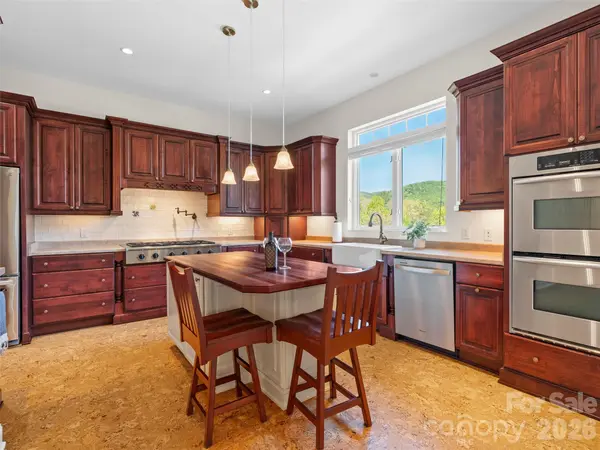 16 Chickadee LN, Fairview, NC 28730