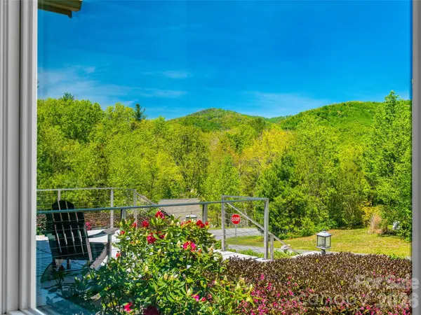 16 Chickadee LN, Fairview, NC 28730