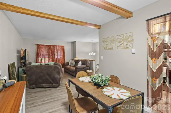 659 Salisbury RD, Hendersonville, NC 28792