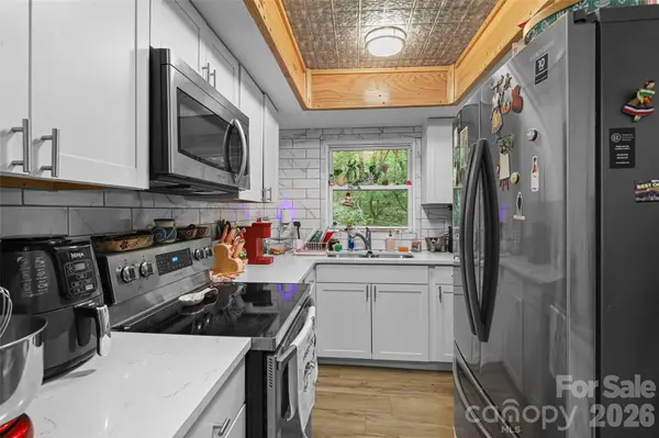 659 Salisbury RD, Hendersonville, NC 28792