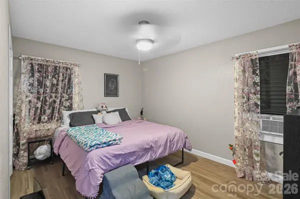 659 Salisbury RD, Hendersonville, NC 28792