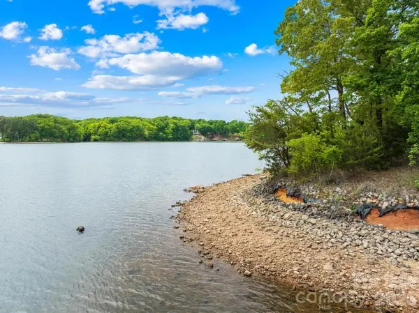 265 S Harbor Watch DR, Statesville, NC 28677