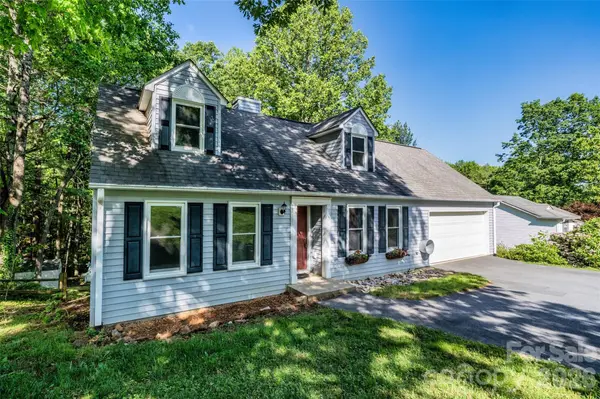 18 Tarragon PL, Flat Rock, NC 28731