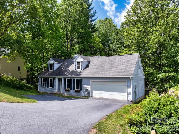 18 Tarragon PL, Flat Rock, NC 28731