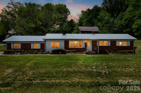 18 Hilda LN, Mills River, NC 28759