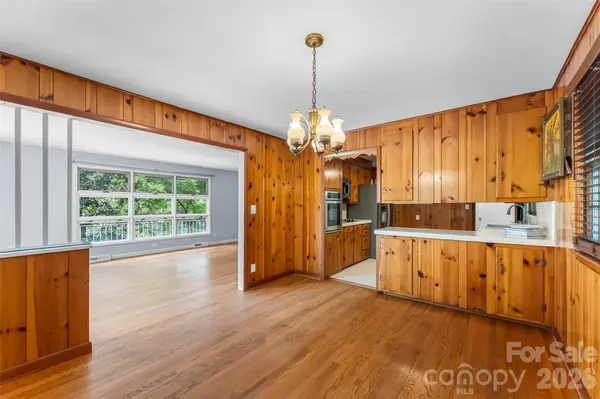 98 Limberlost DR, Hendersonville, NC 28739
