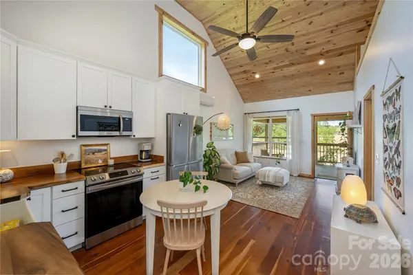 18 N Bear View DR, Hendersonville, NC 28792
