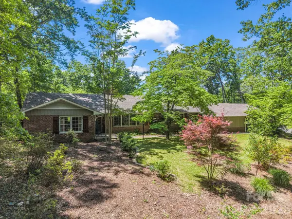7 Hearthstone LN, Landrum, SC 29356
