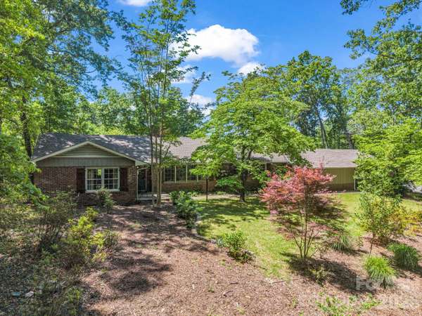 7 Hearthstone LN, Landrum, SC 29356