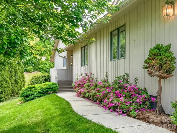 136 Deerlake DR, Asheville, NC 28803