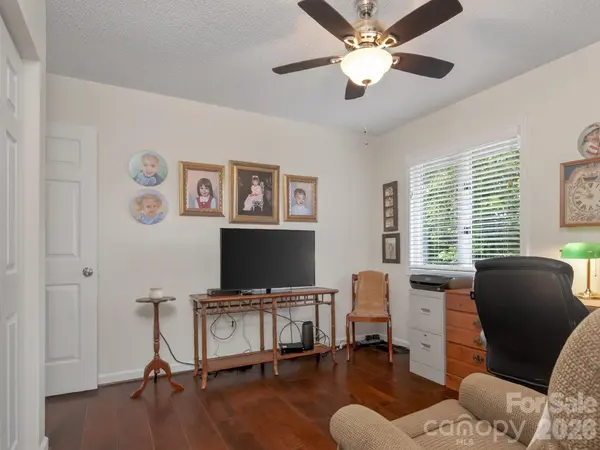 136 Deerlake DR, Asheville, NC 28803