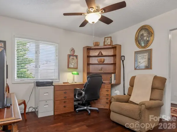 136 Deerlake DR, Asheville, NC 28803