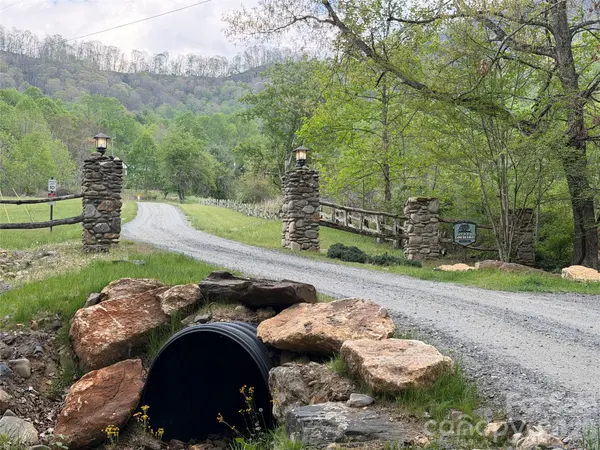 00000 Apple Farm RD, Bakersville, NC 28705