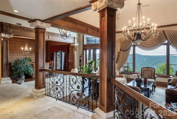 83 Summit Tower CIR, Asheville, NC 28804
