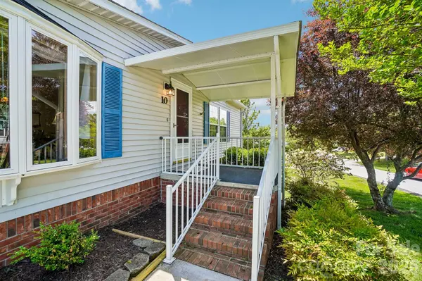 10 N June LN, Hendersonville, NC 28792