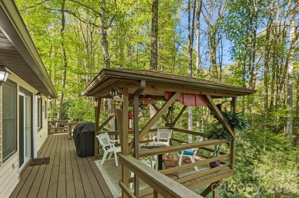 6 Gold Finch LN, Maggie Valley, NC 28751