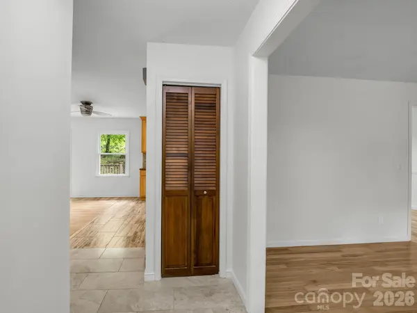 11 Deer Run DR, Asheville, NC 28803