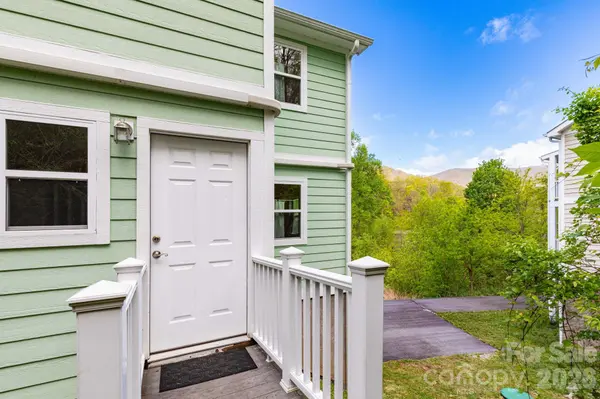 12 Lila LN, Clyde, NC 28721