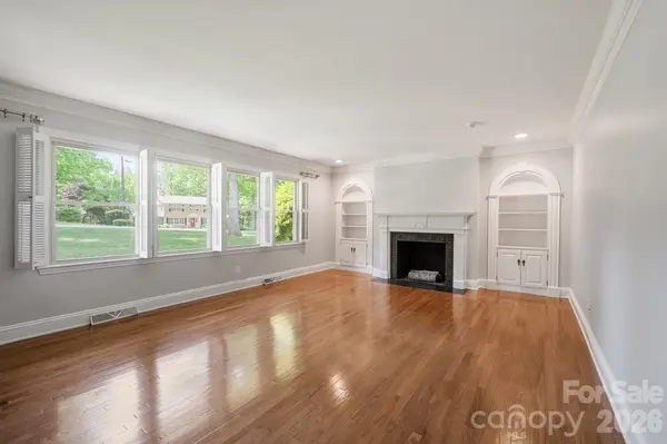 240 36th Avenue CIR NW, Hickory, NC 28601