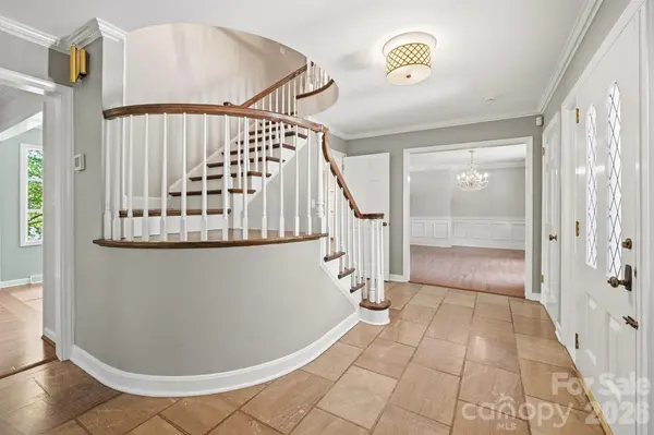 240 36th Avenue CIR NW, Hickory, NC 28601