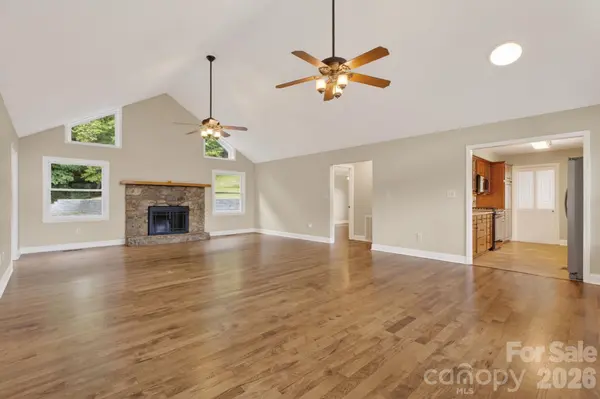 97 Whippoorwill LN, Fairview, NC 28730