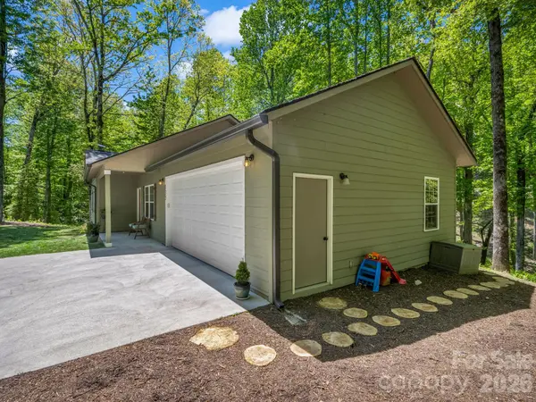 135 Half Moon LN, Brevard, NC 28712
