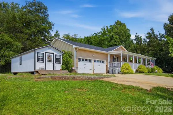 1404 Castle CT, Lenoir, NC 28645