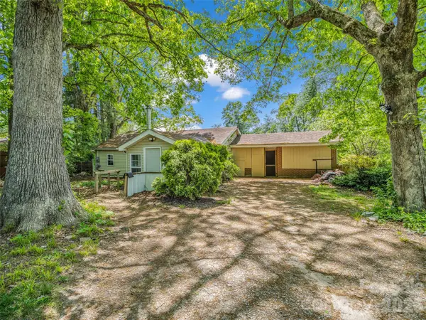 1916 Old Spartanburg RD, Hendersonville, NC 28792