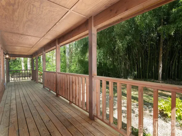 30 Kanuga Heights LN, Hendersonville, NC 28739