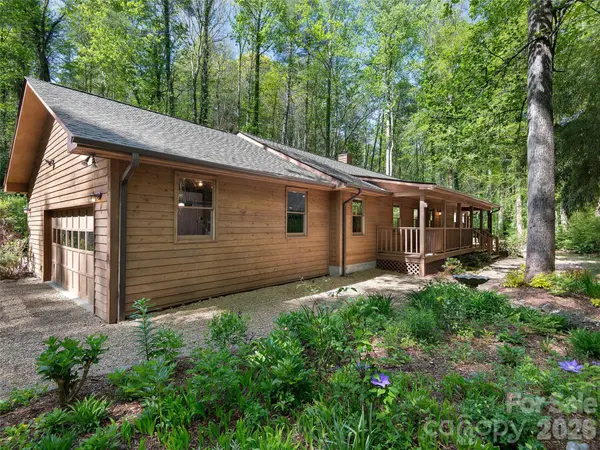 30 Kanuga Heights LN, Hendersonville, NC 28739
