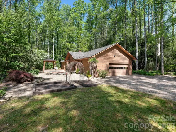 30 Kanuga Heights LN, Hendersonville, NC 28739