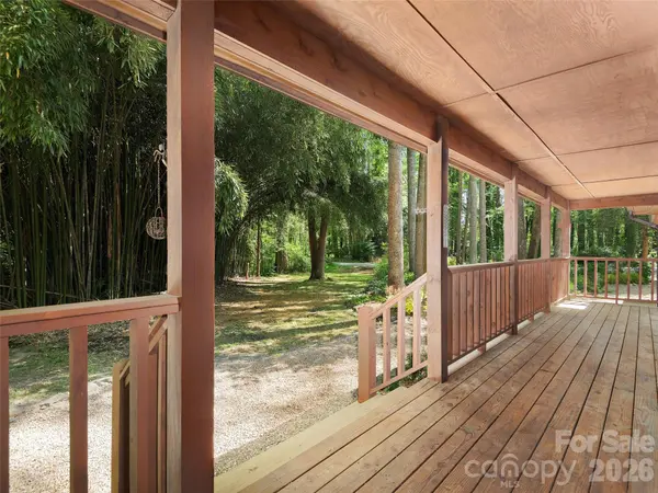 30 Kanuga Heights LN, Hendersonville, NC 28739