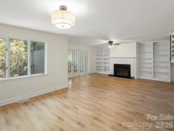 203 Crowfields DR, Asheville, NC 28803